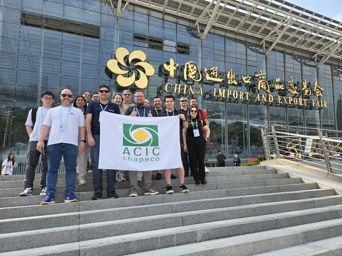 Grupo da AMO Embarque com a faixa da ACIC Chapecó na entrada da Canton Fair