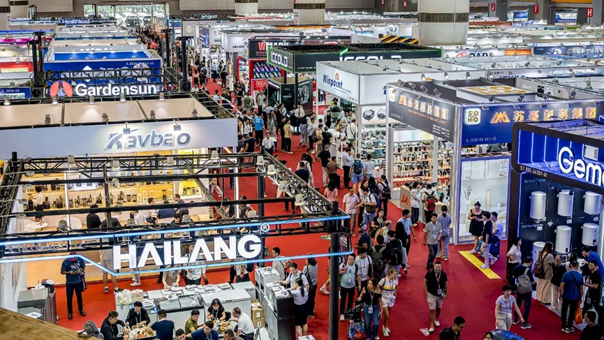 Empresários brasileiros negociando dentro da Canton Fair, em Guangzhou