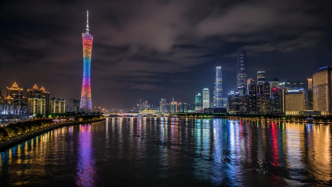 Skyline noturno de Guangzhou com a Canton Tower sobre o Rio das Pérolas